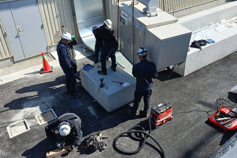 屋外設備の工事に取り組む作業スタッフ