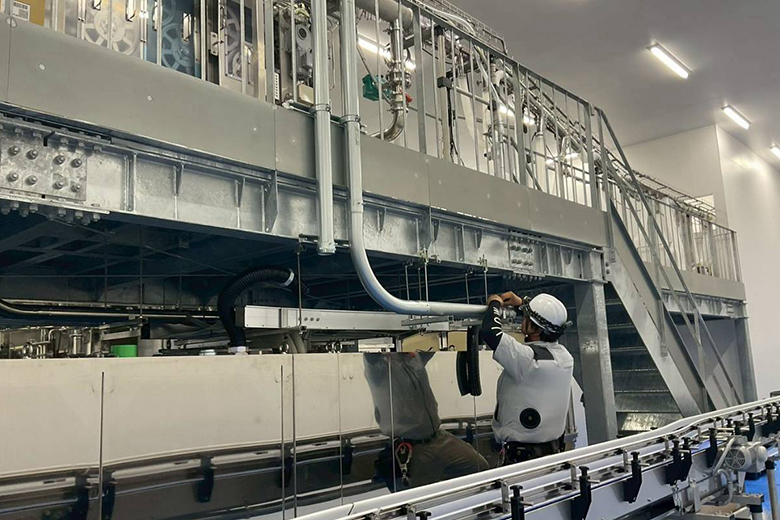 屋外設備の工事に取り組む作業スタッフ